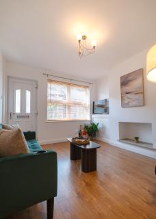 Cosy 2-Bed Home in Mansfield with Private Patio - 2