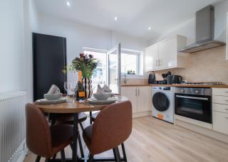Cosy 2-Bed Home in Mansfield with Private Patio - 8