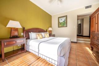 Sunshine Getaway- Lovely Golf Front Villa - 2