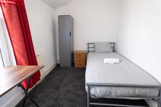 Central 4-BR Middlesbrough | Walk to Station & Uni - 1