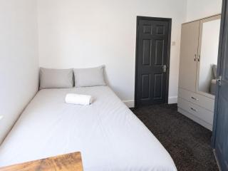 Central 4-BR Middlesbrough | Walk to Station & Uni - 3