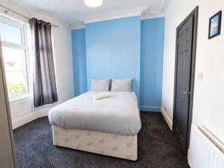 Central 4-BR Middlesbrough | Walk to Station & Uni - 7
