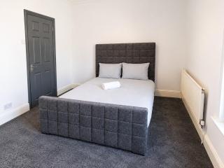 Central 4-BR Middlesbrough | Walk to Station & Uni - 8