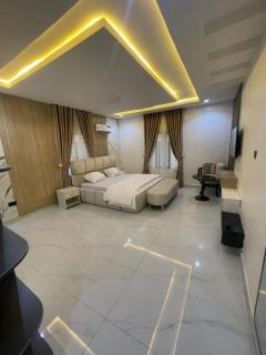 Stephanie's Luxury Apartments - 6
