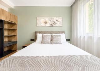 Luxury 3-Bedroom Oasis with Parking near NDK by Flat Manаger - 5