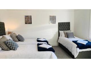 Quiet 4-Bed Cardiff Home Near Roath Park - 1