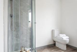 Smart 2 Bed Budget Apartment in Central Doncaster - 6
