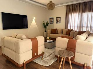 Lux Skyline 3BR Apt With Nile View Balcony - 4