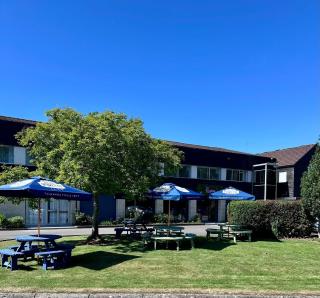 Tiverton Hotel Lounge & Venue - 9