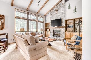 Modern spacious getaway with private hot tub wood fireplace WiFi & game room - Rhododendron - 0