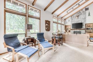 Modern spacious getaway with private hot tub wood fireplace WiFi & game room - Rhododendron - 4