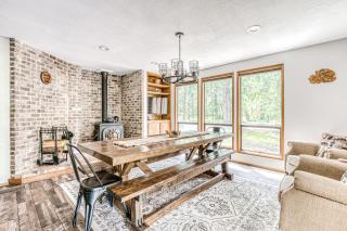 Modern spacious getaway with private hot tub wood fireplace WiFi & game room - Rhododendron - 3