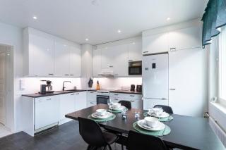 Modern Arctic Home - Free Parking and Fast Wifi - 7
