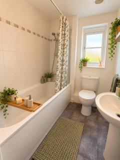 Stylish 2 Bed Contractor and Family Apartment in Coventry - 5
