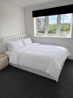 Stylish 2 Bed Contractor and Family Apartment in Coventry - 6