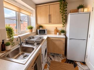 Stylish 2 Bed Contractor and Family Apartment in Coventry - 9