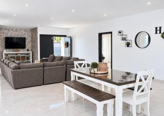 The Jhonson Villa - 8 Pax, 2 Min de La Playa - 8