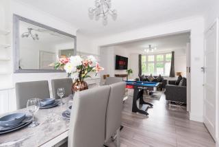 Luxury Home Sleeps 9 with Pool Table Large Garden and 3 Car Parking 9 Minute Walk to Station - 8
