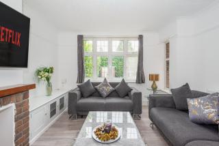 Luxury Home Sleeps 9 with Pool Table Large Garden and 3 Car Parking 9 Minute Walk to Station - 4