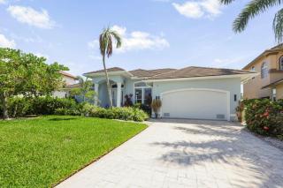 Spectacular waterfront home with pool, spa and dock - 9