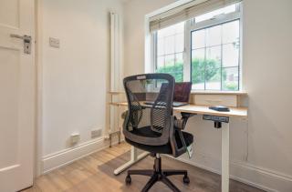 Luxury Home Sleeps 9 with Pool Table Large Garden and 3 Car Parking 9 Minute Walk to Station - 2