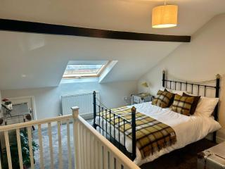 Stylish Hunters Bar apartment, modern, balcony, reserved parking, 4pp - 7