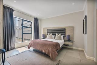 Sandton Grand 2-bed at Middle 2 - 3