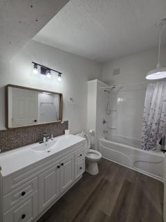 Spacious 3-bedroom, 2-bathroom home in DT yellowknife heated hot water all facilities - 4