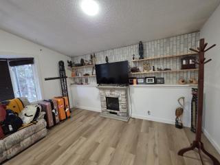 Spacious 3-bedroom, 2-bathroom home in DT yellowknife heated hot water all facilities - 5