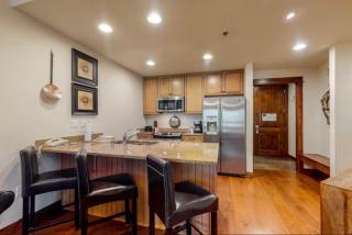 Ski In, Ski Out 2 Bedroom At Snowflake Chairlift - Bluesky Condos - 5