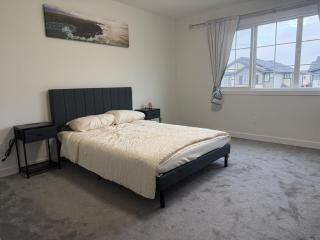 Spacious 3BR Duplex Near Edmonton Airport - 8