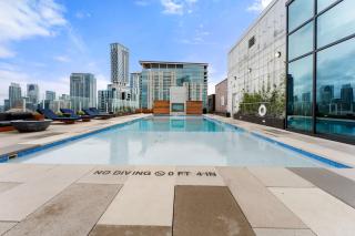 Rainey Street King Suite l Rooftop Pool l ACL x F1 - 3