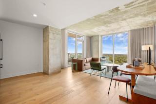 Rainey Street King Suite l Rooftop Pool l ACL x F1 - 1