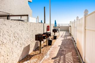 Beachfront condo with Gulf-view balcony central AC pool & tennis - 7
