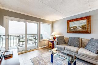Beachfront condo with Gulf-view balcony central AC pool & tennis - 3