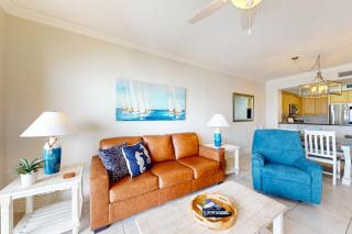 Beachfront condo with balcony hot tub pool gym open layout W&D & AC - 5