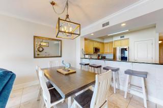 Beachfront condo with balcony hot tub pool gym open layout W&D & AC - 3