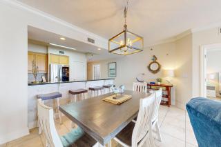 Beachfront condo with balcony hot tub pool gym open layout W&D & AC - 1