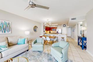 Beachfront condo with pool hot tub gym access balcony W&D & AC - 4