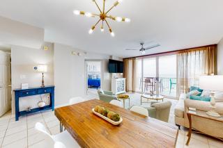 Beachfront condo with pool hot tub gym access balcony W&D & AC - 2