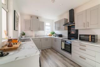 New Home in St Helens with Free Parking & Fast WiFi - 0