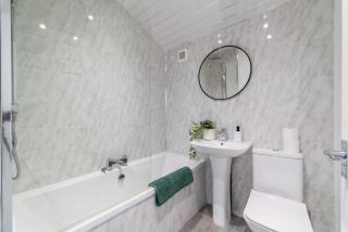 New Home in St Helens with Free Parking & Fast WiFi - 7