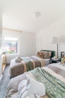 New Home in St Helens with Free Parking & Fast WiFi - 3