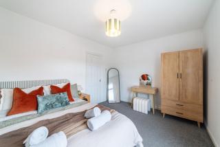 New Home in St Helens with Free Parking & Fast WiFi - 1
