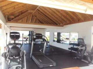 Comfy stay at low cost - Shared pool - Gated 24hrs security - 20mins from Ocho Rios - 2