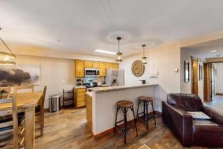 Renovated 2 Bedroom Condo Next To Snowflake Lift - Walk To Lifts And Town! - 6