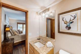 Renovated 2 Bedroom Condo Next To Snowflake Lift - Walk To Lifts And Town! - 2