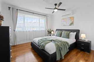 Prime Location 3 Min to Westfield Multi Living - 1