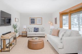 Stevens Point Getaway - HUGE 5 bedroom Home 3 Full Bath - 9