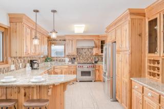 Stevens Point Getaway - HUGE 5 bedroom Home 3 Full Bath - 8